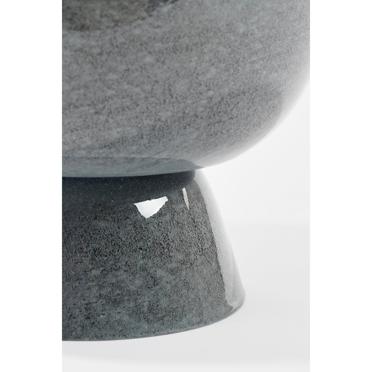 James Bloempot op Standaard - H22 x Ø19 cm - Metaal - Grijs