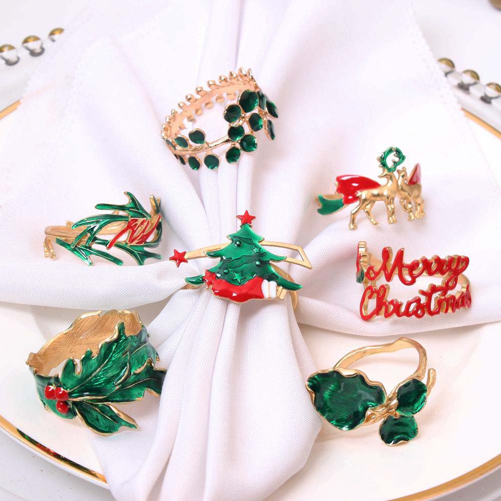 SET VAN 4 GOUDEN SERVETRINGEN MET GROENE DIAMANTEN